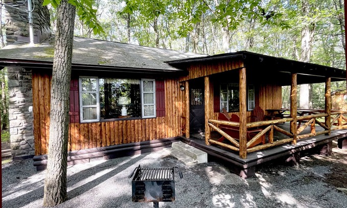 Reeders Cabina | Charming 3 BR Log Cabin in the Poconos