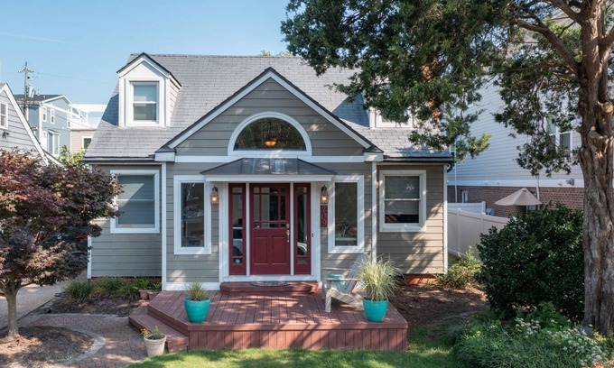 Northeast Virginia Beach Cabaña | Charming 3 BR North End Beach Cottage One Block to the Beach - Private Parking + Private Backyard