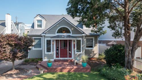 Northeast Virginia Beach Casa | Charming 3 BR North End Beach Cottage One Block to the Beach Private Parking Private Backyard 1478