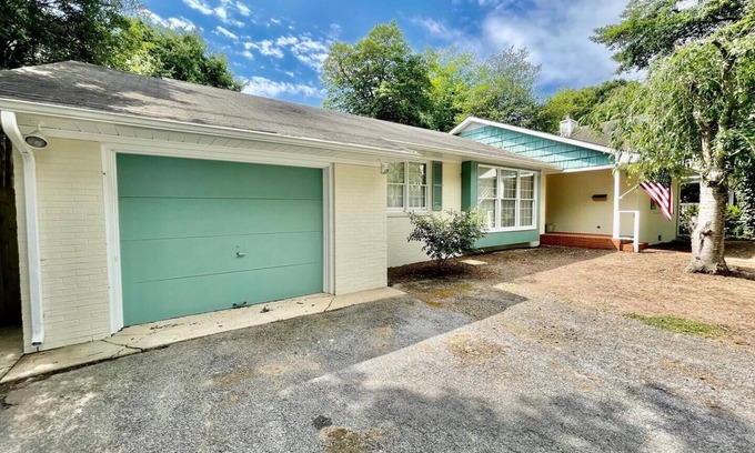 The Pines Casa | Charming 3-BR Ranch Home, 3 Blocks to Beach, Dog-Friendly & Private Yard!
