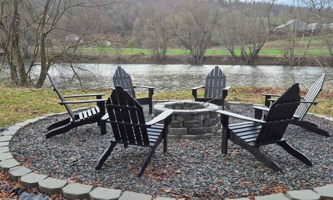 Ouaquaga Otro | Charming 3-BR Riverside country farmhouse Retreat: Huge Yard W/ Games & Fire Pit