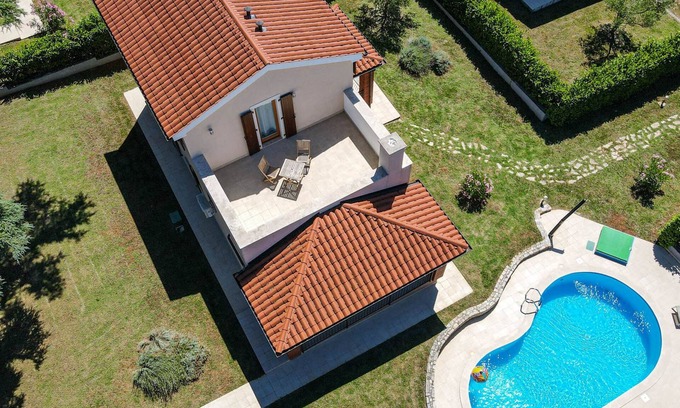Farini Villa | Encantadora villa de 3 dormitorios para 6 personas con piscina privada climatizada