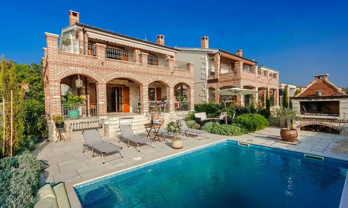 Vosteni Villa | Encantadora villa de 3 dormitorios con piscina cerca de la playa