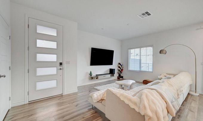 Summerlin Casa | Charming 3B3B townhome with full bedroom and bathroom DOWNSTAIRS in Las Vegas