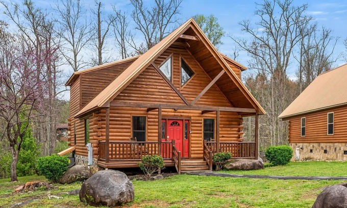 White Oak Lodge Cabina | Charming 3BD Cabin w/ Hot Tub! Arcade + POOL!