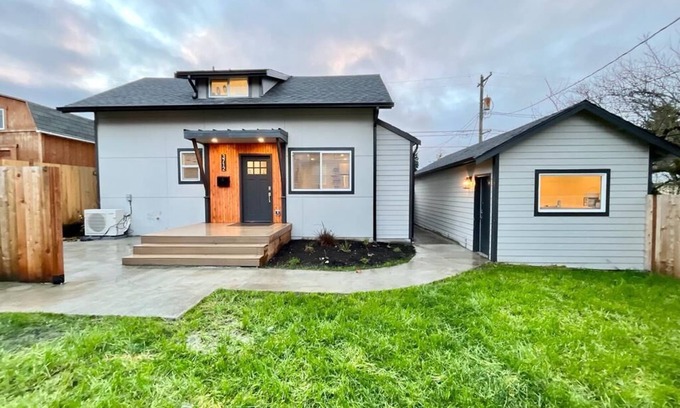 South Tacoma Casa | Charming 3BD Cottage with Garage, AC, Fast Wi-Fi