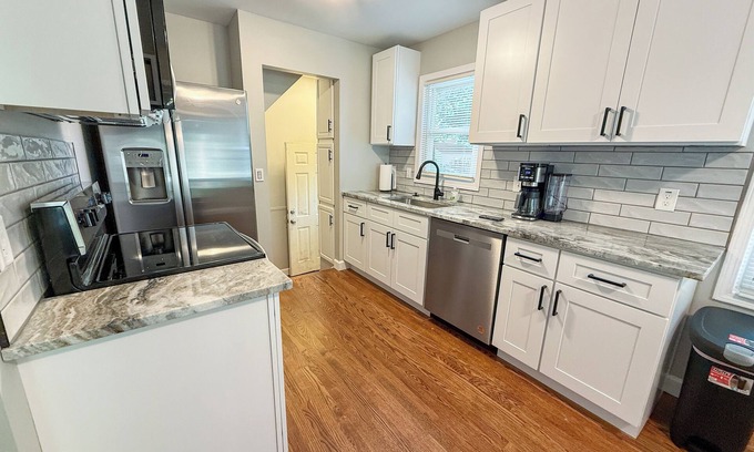 Redford Casa | Charming 3bed, 20 mins to DTW, Novi, Downtown, in peaceful suburb new renovated!
