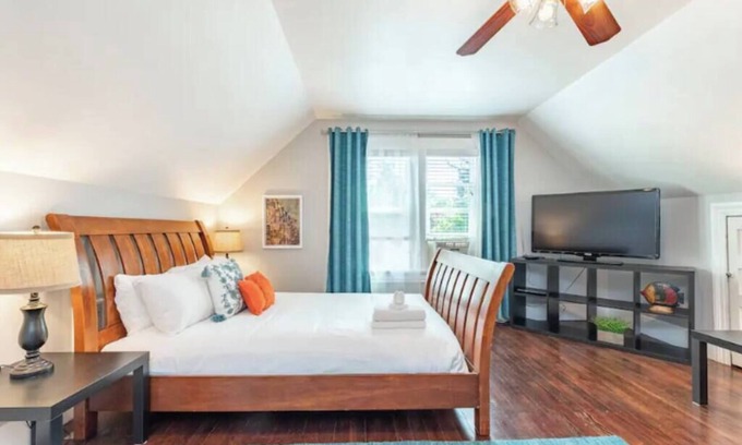 King Casa | Charming 3bed Home w/ Yard - Walk Score 91!