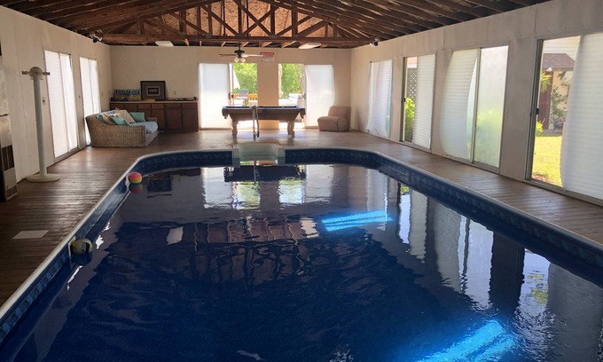 Lynn Casa | 10 minutos. a TIEC: encantadora casa con piscina cubierta, solarium, jacuzzi, etc.