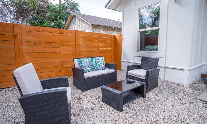 Eastside Promise Neighborhood Cabaña | Charming 3br/1ba Close to Vibrant Downtown
