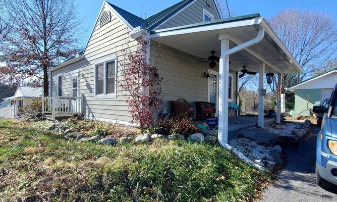 Bristol Casa | Charming 3br/2 bath house, 5 mins from downtown