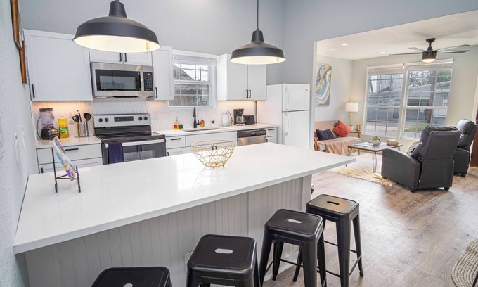 Near East Side Cabaña | Charming 3br/2ba Gem Close to Downtown/ Riverwalk