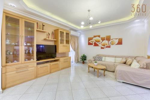 Il-Qajjenza Apartamento | Charming 3BR Apt with Breathtaking Sea Views by 360 Estates