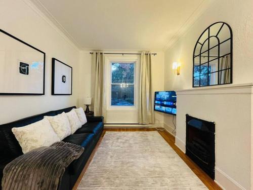 Cote-Des-Neiges—Notre-Dame-De-Grace Apartamento | Charming 3BR Getaway, Free Parking & Near Metro