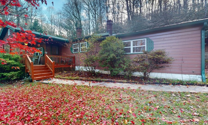 Scaly Mountain Casa | Charming 3BR home in Scaly Mountain with a full kitchen and high speed internet