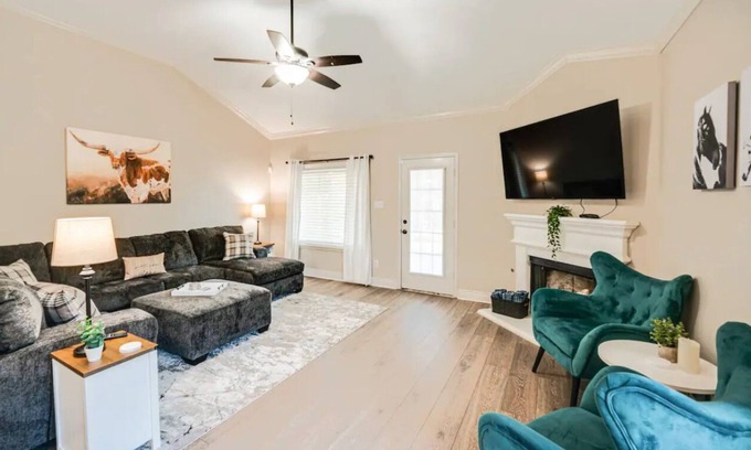 Saginaw Casa | Charming 3BR Home Near Ft. Worth & Stockyards w/ King Bed, Covered Patio & Grill