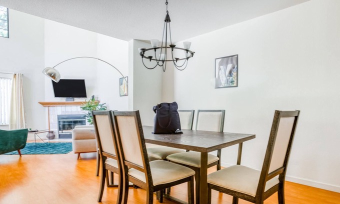 Carmine - Parkmont Casa | Charming 3BR Townhouse in San Jose