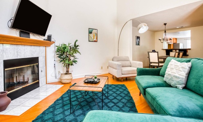 Carmine - Parkmont Casa | Charming 3BR Townhouse in San Jose