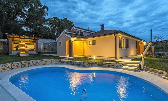 Farini Villa | Encantadora villa Oasis de 3 dormitorios para 6 personas con piscina privada climatizada