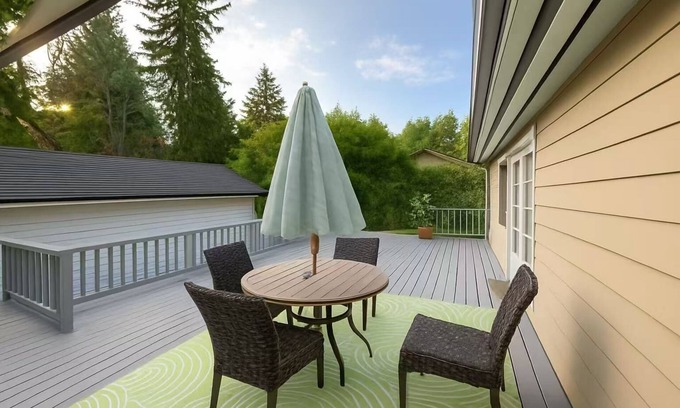Shoreline Casa | Charming 3BR with A/C & private Balcony with umbrella - Near UW & All Amenities!