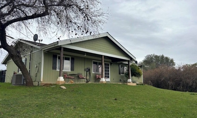 Newcastle Otro | Charming 4 BD farmhouse with AC and WiFi in fabulous Newcastle on the Wine Trail