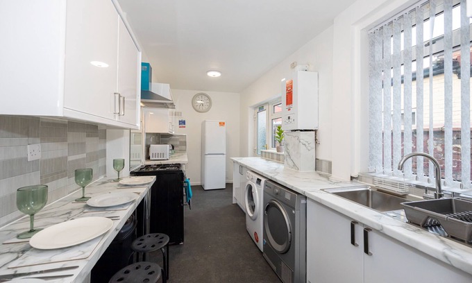 Salford Casa | Charming 4-bed Guest House in Salford
