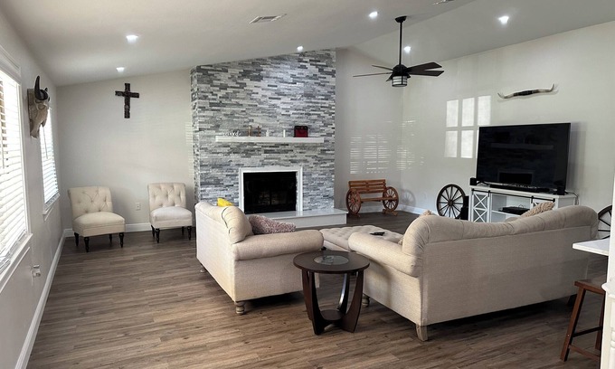 Port Richey Otro | Charming 4-bedroom 2 bath farmhouse in lovely New Port Richey with WiFi, AC
