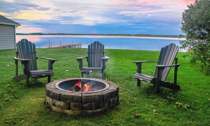 Bobcaygeon Cabaña | Charming 4-bedroom cottage in Kawartha Lakes with WiFi, AC