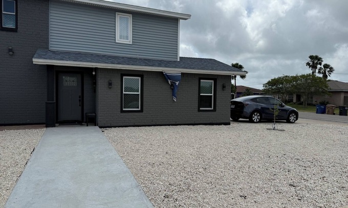 Flour Bluff Casa | Charming 4-bedroom house with swimming pool and outdoor kitchen.