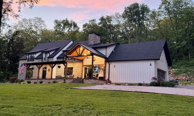 Bowling Green Casa | Charming 4-bedroom house with AC, WiFi in tranquil Bowling Green.