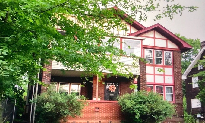 Youngstown Casa | Charming 4-bedroom apt. in house near YSU with WiFi located in Youngstown, Ohio