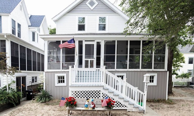 Macatawa Cabaña | Charming 4-bedroom beachside Lake Michigan cottage in beautiful Macatawa