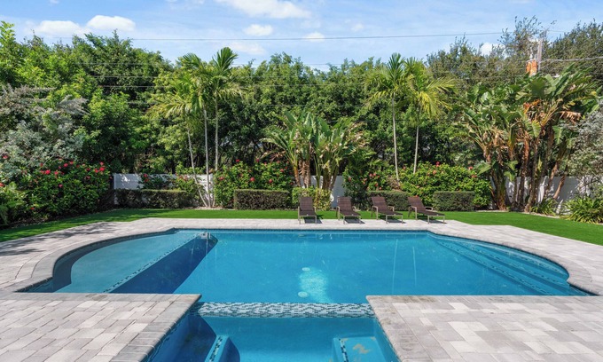 Jupiter Casa | Charming 4-Bedroom Beach Bungalow with Idyllic Pool & Backyard