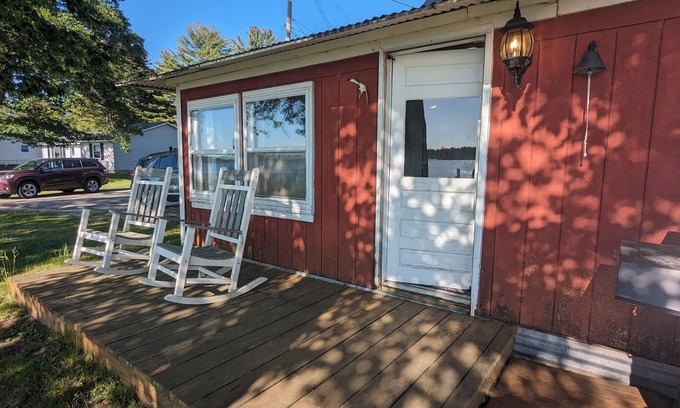 Tawas City Cabaña | Charming 4-bedroom cottage ON Tawas Lake Pet, kid-friendly. Great Bird watching!