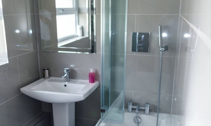 Windsor Cabaña | Charming 4-Bedroom Cottage in Windsor with Parking
