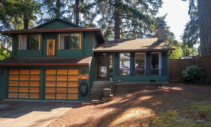 Beaverton Casa | Charming 4-bedroom family home in Beaverton with AC, fitness room, WiFi