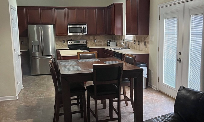 Sunset Road Casa | Charming 4-bedroom family home with WiFi, AC in fabulous Charlotte