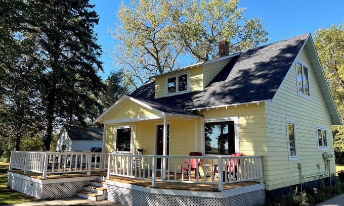 Jessie Otro | Charming 4-bedroom farmhouse in tranquil Pekin. Great place to relax~get away!