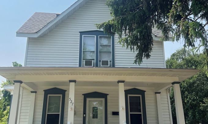 Eau Claire Casa | Charming 4-bedroom house with WiFi in Eau Claire near Water Street and Campus.