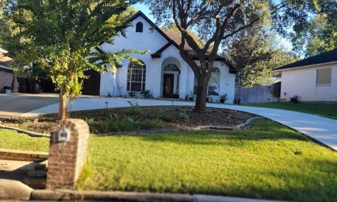 April Sound Casa | Charming 4-bedroom house in the gated lake community, April Sound!
