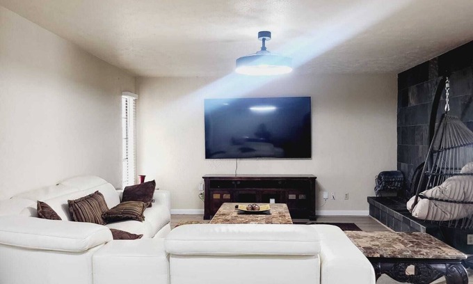 The Colony Casa | Charming 4-bedroom house Fast Wi-Fi + All room Smart TV's +Deck/Patio The Colony