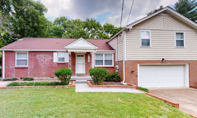 Merry Oaks Casa | Charming 4-bedroom home with garage and Wi-Fi in Nashville