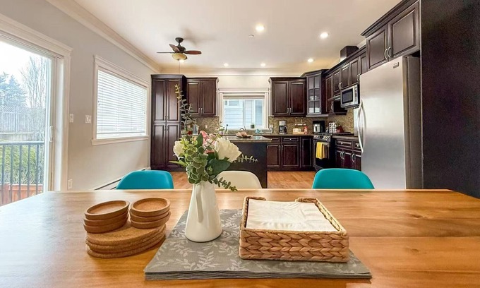 Langford Casa | Charming 4-bedroom house in Langford next to Thetis lake