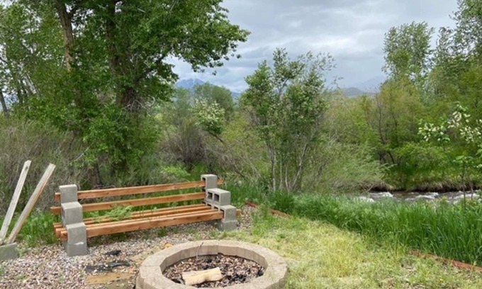 Sheridan Casa | Charming 4-bedroom house on the creek in peaceful Sheridan