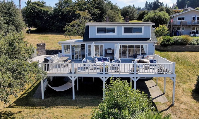 Clinton Casa | Charming 4-bedroom house overlooking the bay, Wifi, and easy beach access.