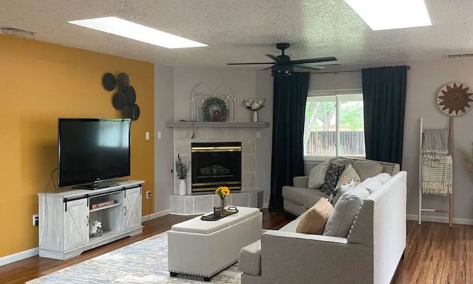 Bosque Farms Casa | Charming 4-bedroom house in Peralta. Sit outside and enjoy the beautiful Sunset