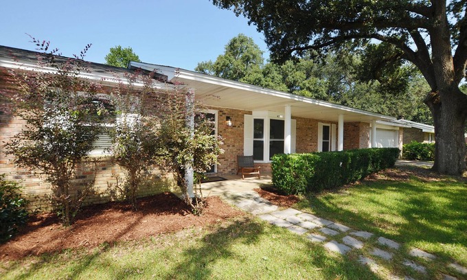 Milton Casa | Charming 4-bedroom house with fireplace and WiFi, in convenient Pace, FL