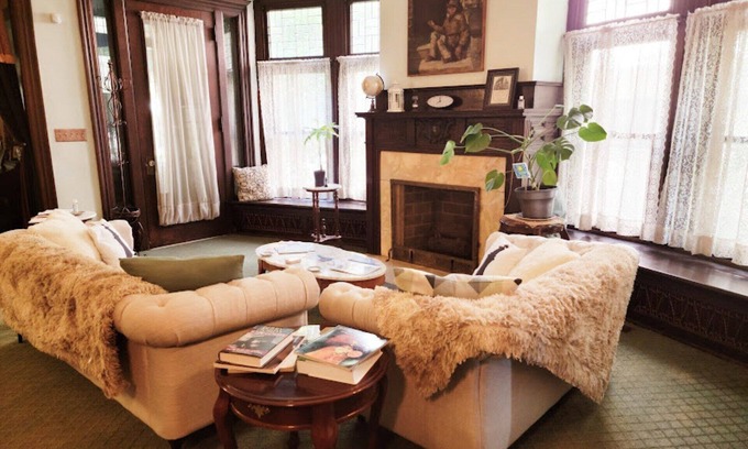 Downtown Toledo Cama Y Desayuno | Charming 4-Bedroom Inn with Modern Comforts in Toledo