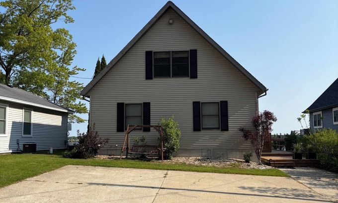 Lake City Cabaña | Charming 4-bedroom lakefront cottage in Lake City on beautiful Lake Missaukee