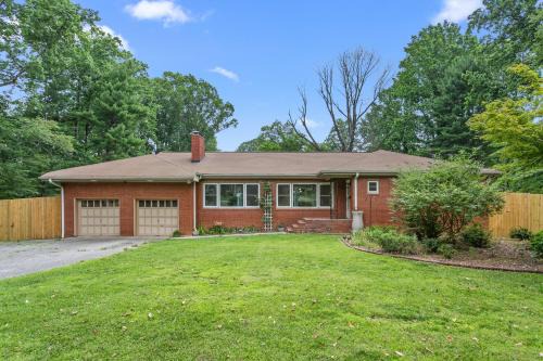 High Point Casa | Charming 4-Bedroom Retreat House